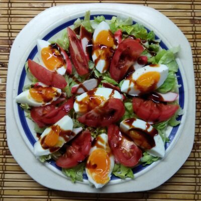 Салат с капустой, крабовыми палочками, яйцами и помидорами - рецепт с фото