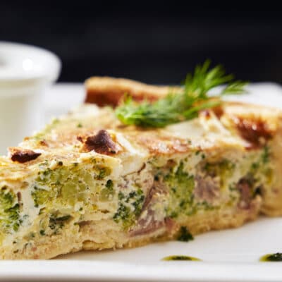 Киш с мясом, брокколи и сыром - рецепт с фото