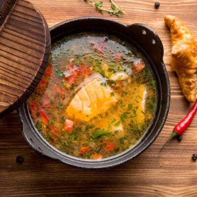 Острый рыбный суп с семгой и овощами