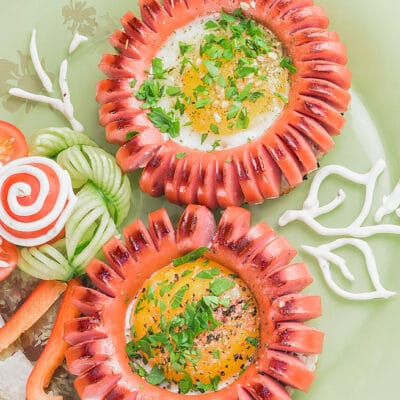 Жаренные сосиски с глазуньей - рецепт с фото