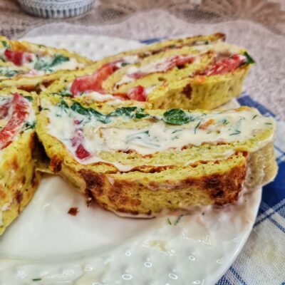 Рулет из кабачков с плавным сыром и помидорами - рецепт с фото