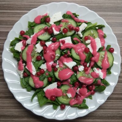 Салат со шпинатом, брынзой, огурцами и красной смородиной - рецепт с фото