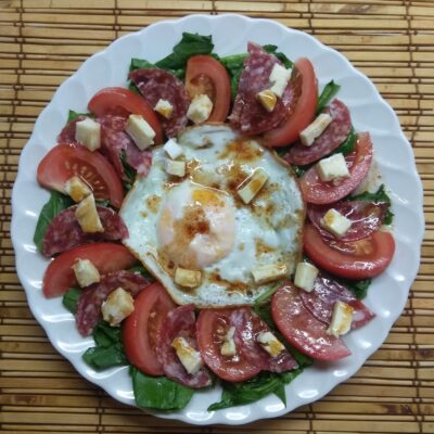 Салат-завтрак со шпинатом, яйцом, помидором и колбасой - рецепт с фото