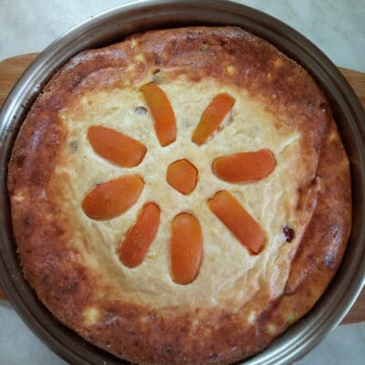Творожная запеканка с абрикосами и шелковицей - рецепт с фото