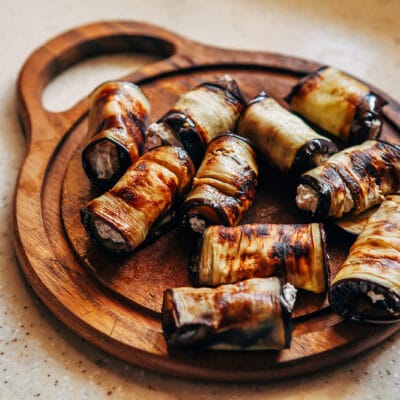 Рулетики из баклажанов с сыром и орешками - рецепт с фото