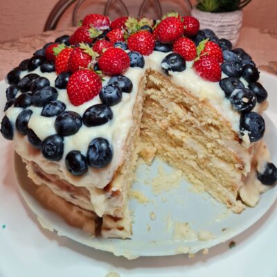 Песочный торт с заварным кремом и ягодами - рецепт с фото