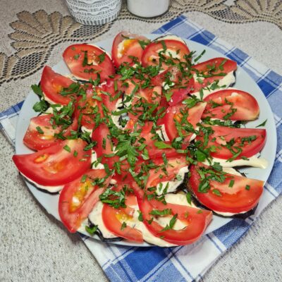 Жареные баклажаны с помидором и зеленью - рецепт с фото