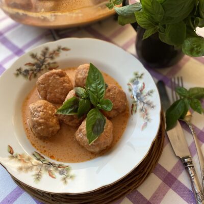 Куриные шарики в соусе и с базиликом - рецепт с фото
