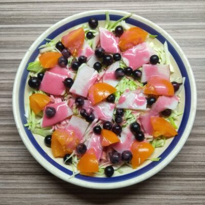 Салат с капустой, балыком, помидором и смородиной - рецепт с фото