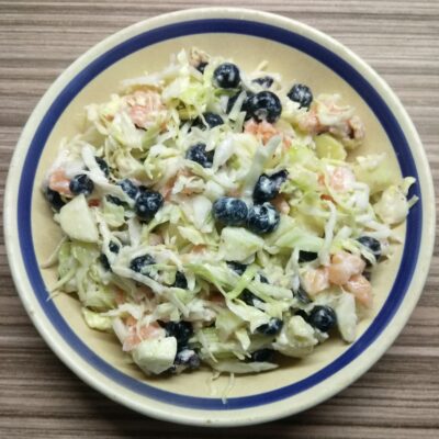 Салат с лососем, яблоком и голубикой - рецепт с фото