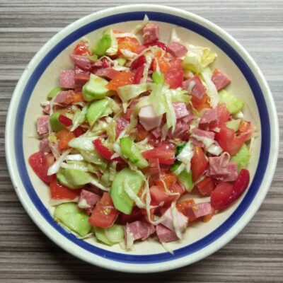 Салат с овощами и салями - рецепт с фото
