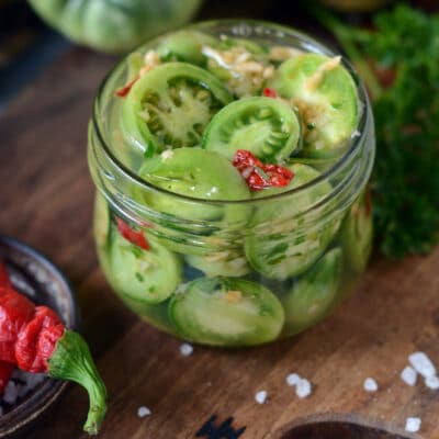 Маринованные зелёные помидоры с перцем и чесноком - рецепт с фото