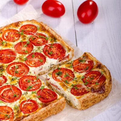 Открытый пирог с сыром, творогом и помидорами - рецепт с фото