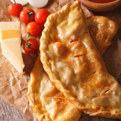 Пицца кальцоне с помидорами и сыром (бездрожжевое тесто)