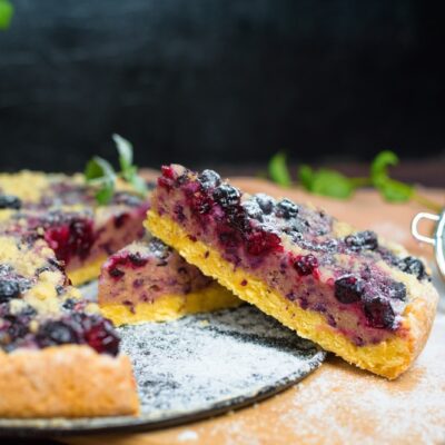Тертый пирог с ягодами смородины - рецепт с фото