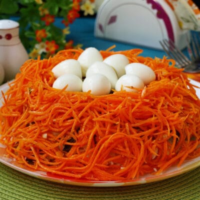 Салат Гнездо с яйцами и корейской морковью