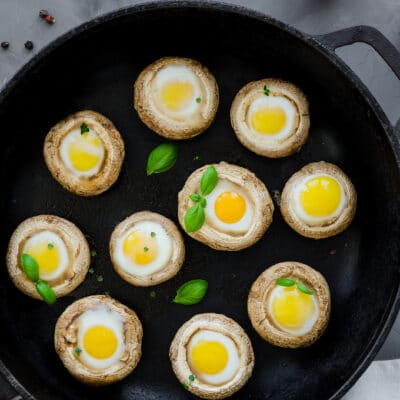 Шампиньоны, фаршированные помидором и яйцами - рецепт с фото