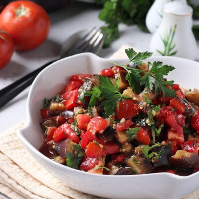 Тёплый салат из баклажанов с помидорами - рецепт с фото