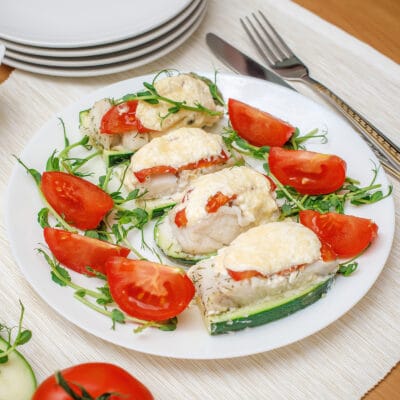 Треска с кабачками и помидорами, запеченная в духовке - рецепт с фото