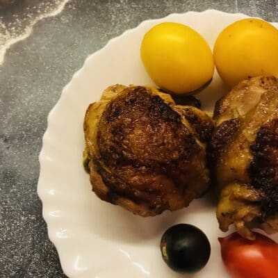 Куриные бёдра маринованные в соевом соусе с помидорами - рецепт с фото