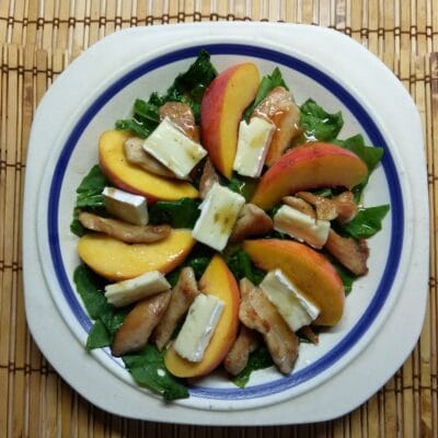 Салат со шпинатом, персиками и жаренной курицей - рецепт с фото