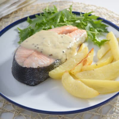 Запеченный лосось с картофелем и горчичным соусом - рецепт с фото