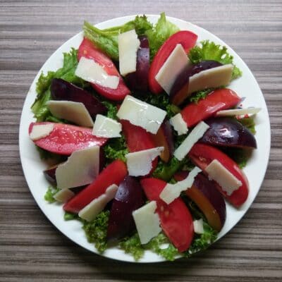 Салат с помидорами, сливами и сыром - рецепт с фото