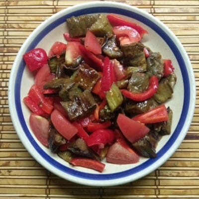 Салат из запеченных баклажанов, болгарского перца и помидоров - рецепт с фото