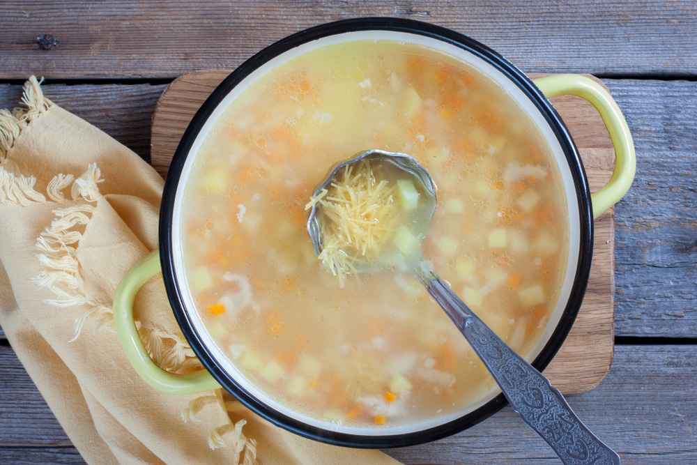 Фото рецепта - Куриный суп с вермишелью - шаг 6