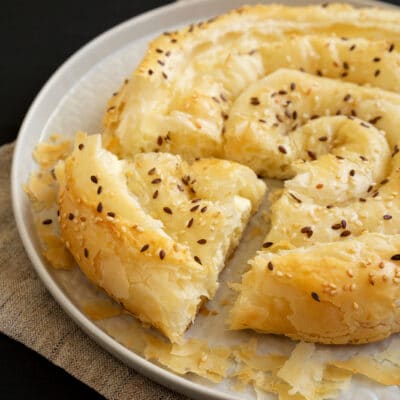 Пирог «Улитка» с фетой и семенами кунжута - рецепт с фото