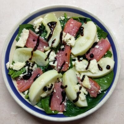 Салат со шпинатом, копченой форелью, брынзой и яблоком - рецепт с фото