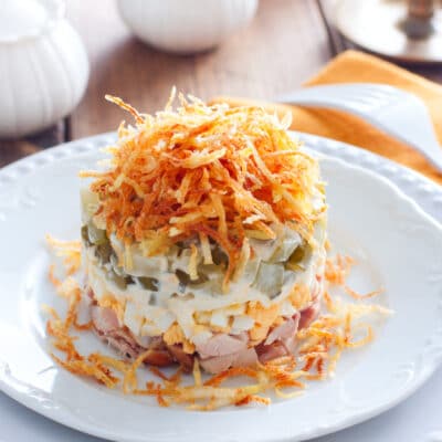 Слоеный салат с копченой курицей и картофелем - рецепт с фото