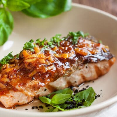 Запеченное филе лосося в соусе с имбирем и луком - рецепт с фото