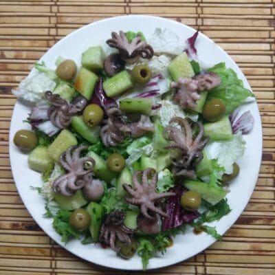 Салат с осьминогами, огурцами и оливками - рецепт с фото