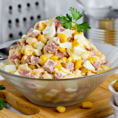 Салат из колбасы, сыра, яйца и кукурузы - рецепт с фото