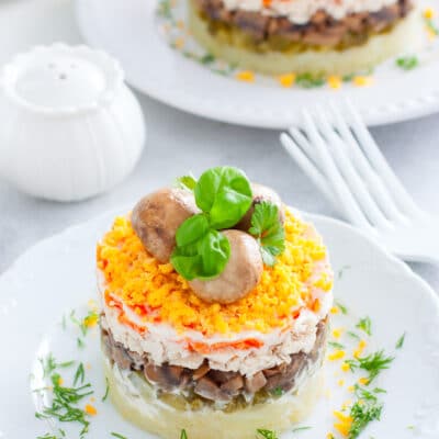 Слоеный салат  жареными грибами - рецепт с фото