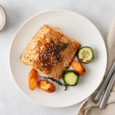 Запеченное филе лосося с овощами - рецепт с фото