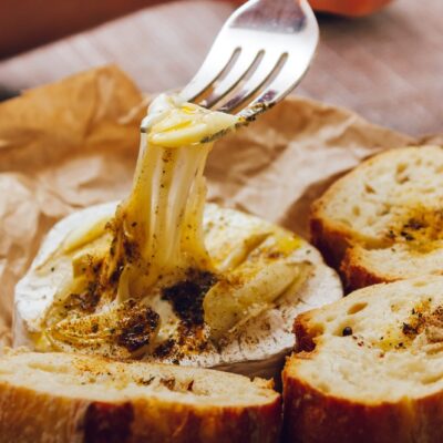 Запеченный сыр камамбер с чесноком и гренками - рецепт с фото