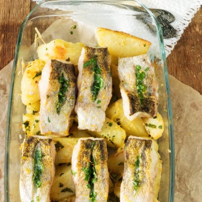 Запечённый картофель с рыбой - рецепт с фото