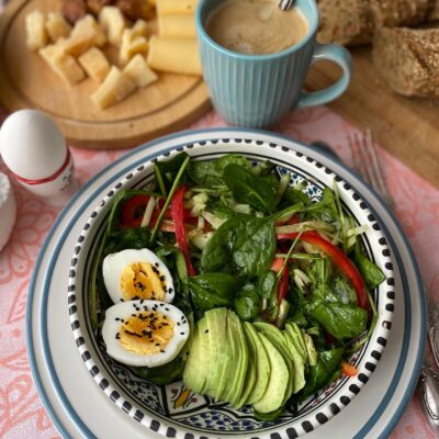 Диетический салат с яйцом и авокадо - рецепт с фото