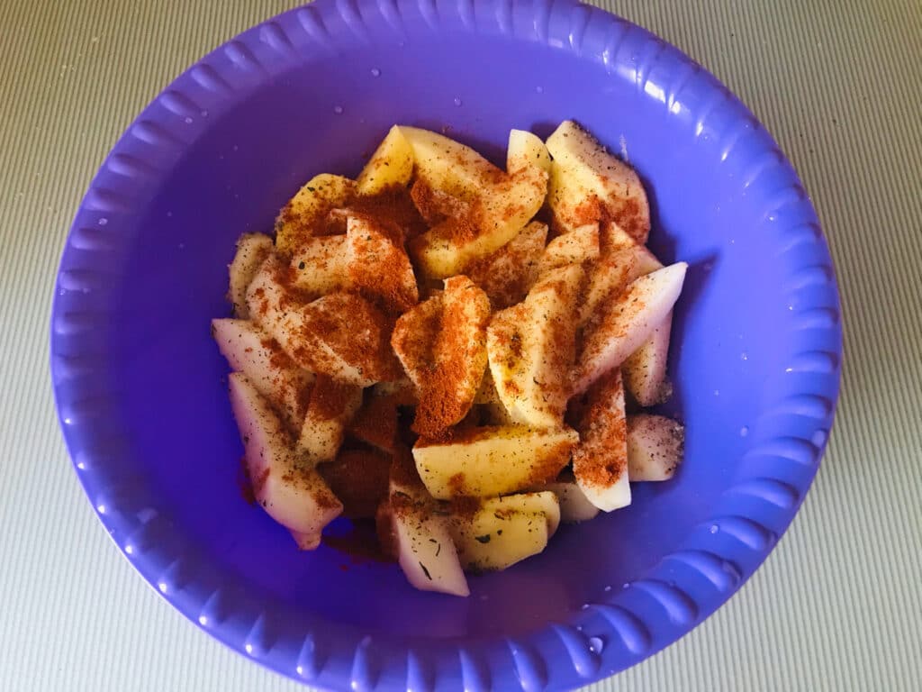 Фото рецепта - Крылья индейки и картофель, запечённые в рукаве - шаг 3