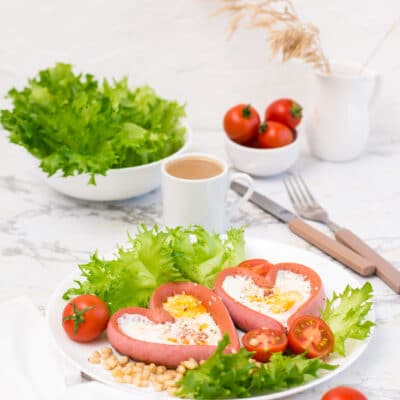 Яичница с сосисками — завтрак на День святого Валентина - рецепт с фото