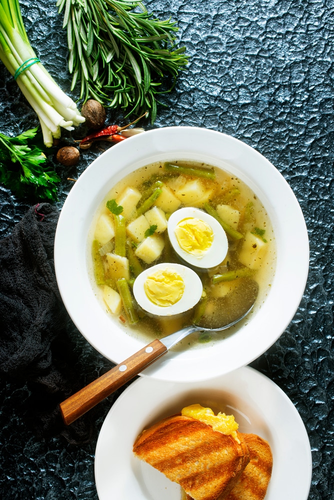 Овощной суп с зеленой фасолью и яйцом