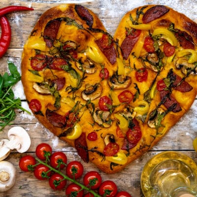 Пицца с колбасой и грибами Сердце