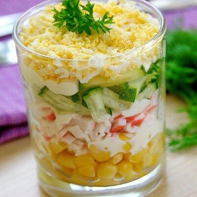 Салат с крабовыми палочками порционный - рецепт с фото