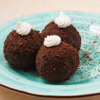 Шоколадное пирожное » Картошка» из бисквита - рецепт с фото