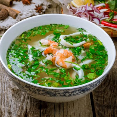 Вьетнамский суп Фо с креветками и кальмарами