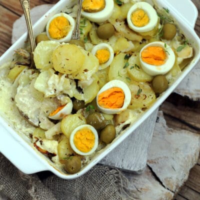 Запеченная треска с картофелем, яйцами, оливками - рецепт с фото