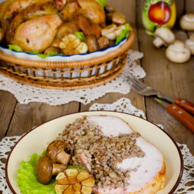 Запеченная курица, фаршированная гречкой и грибами - рецепт с фото