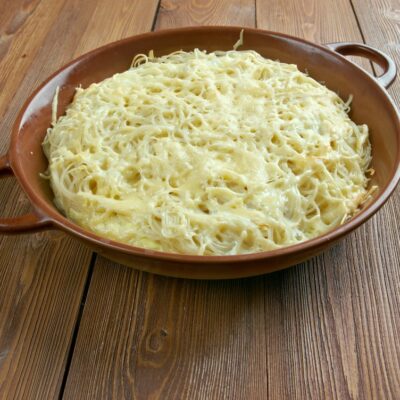 Запеченное спагетти с яйцом и сыром